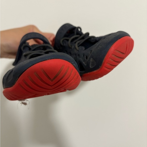 CROCS Swift Blue and Red Water Play Shoes Boy's Kid's Size 11 - Picture 3 of 9